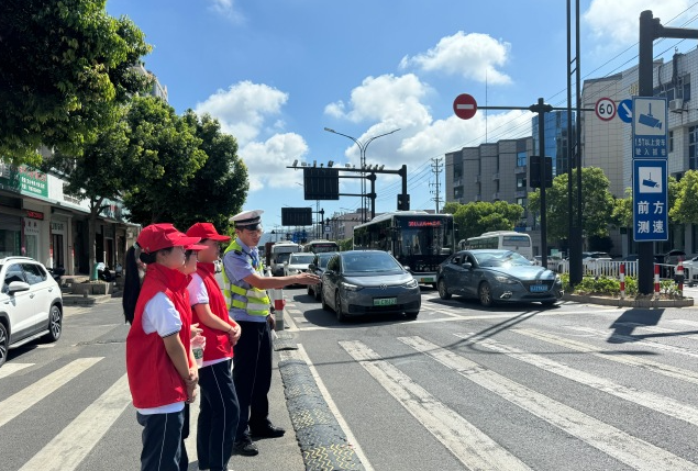 系好安全带使用安全座椅为了孩子的搭车安全请家长开车接送上下学时